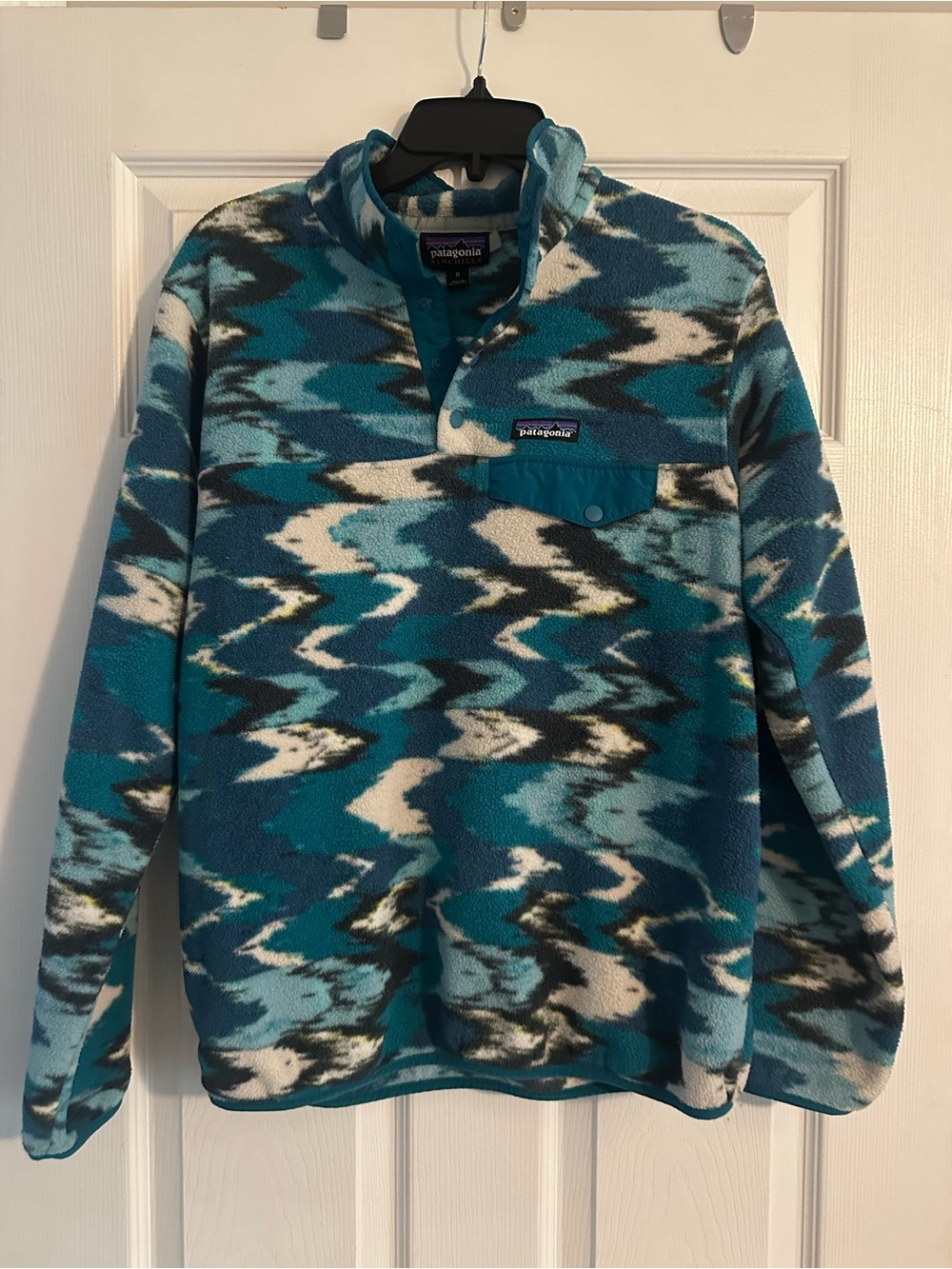 Patagonia Women’s Teal and White Patterned Fleece Zip Pullover